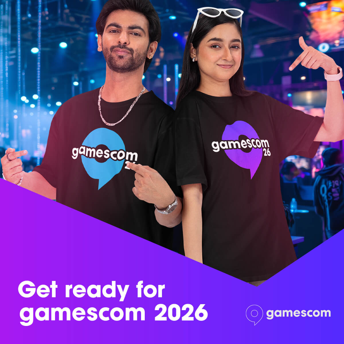 zwei Personen stehen mit den aktuellen VIBES26 T-Shirts vor einem Gaming Hintergrund